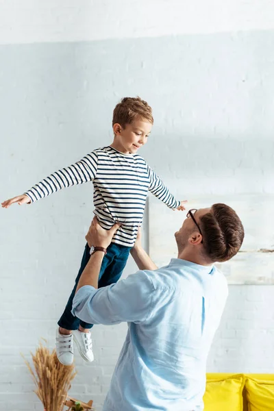 Jovem Homem Segurando Adorável Filho Mãos Sobre Cabeça — Fotografia de Stock