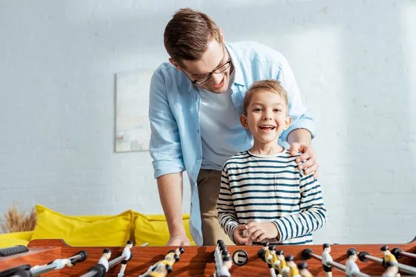 Heureux Garçon Regardant Caméra Tout Jouant Baby Foot Avec Père — Photo