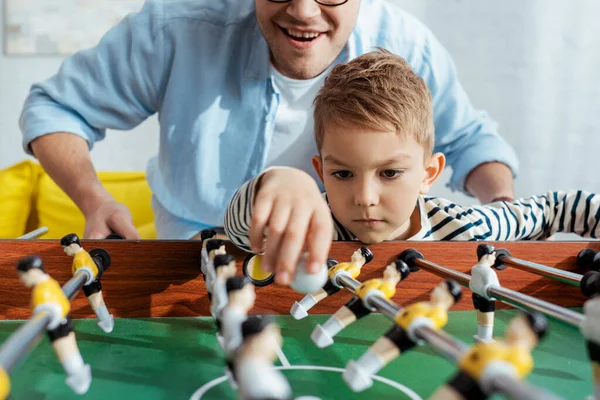 Enfoque Selectivo Padre Hijo Jugando Fútbol Mesa Casa —  Fotos de Stock