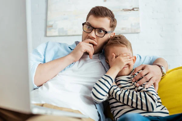 害怕的父亲和儿子一起看笔记本电脑 — 图库照片