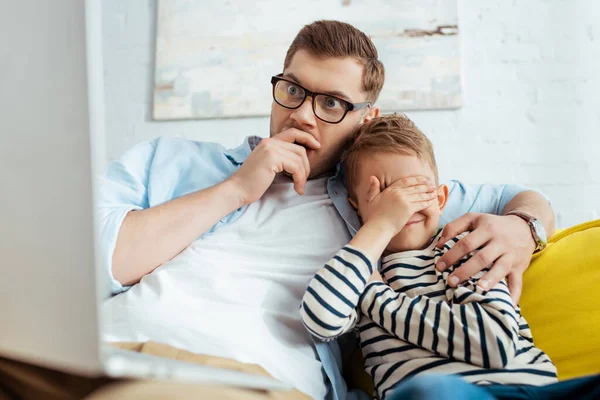 Verängstigter Vater Und Sohn Schauen Gemeinsam Auf Laptop — Stockfoto