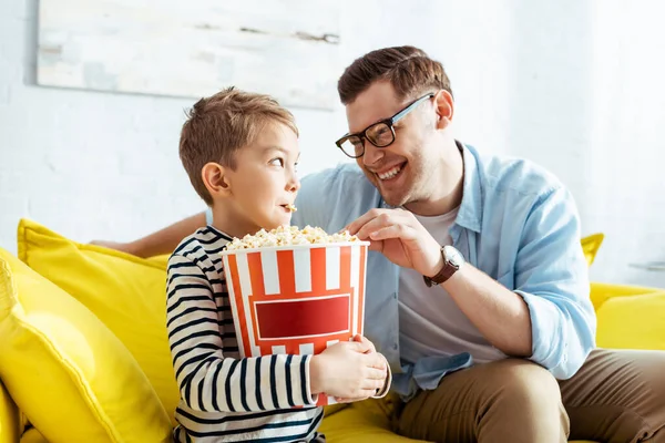 Boldog Apa Fia Nézik Egymást Miközben Popcornt Esznek Vödörből — Stock Fotó