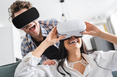 Mutlu çift evde sanal gerçeklik kulaklığı kullanıyor. 