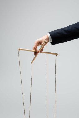 Takım elbiseli kuklacının gri renkte izole edilmiş kukla görüntüsü.