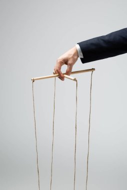 Takım elbiseli kuklacının gri renkte izole edilmiş kukla görüntüsü.