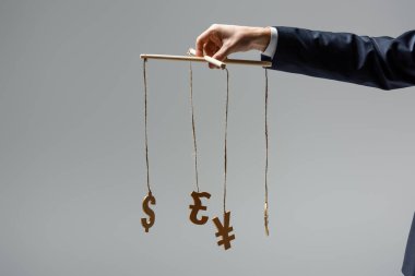 Gri üzerine izole edilmiş dizgilerde döviz tabelaları tutan işadamlarının kırpılmış görüntüsü