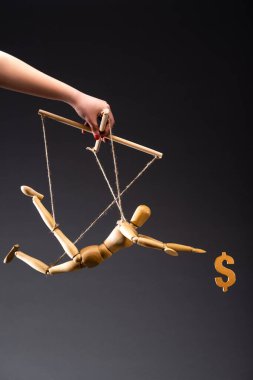 Siyah üzerine izole edilmiş dolar işareti olan tahta kuklacı görüntüsü.