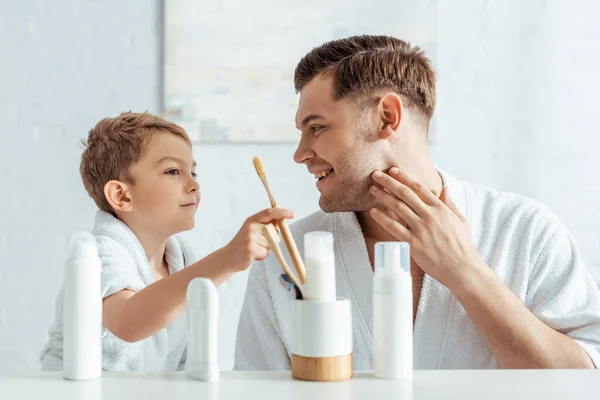 Enfoque Selectivo Del Hombre Sonriente Tocando Cara Mientras Que Hijo — Foto de Stock