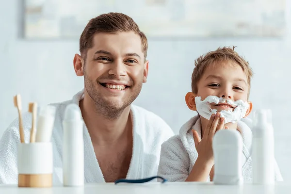 Messa Fuoco Selettiva Uomo Allegro Guardando Fotocamera Vicino Adorabile Figlio — Foto Stock