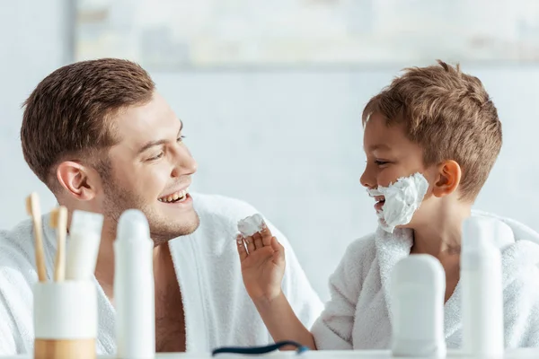 Foco Seletivo Menino Feliz Com Espuma Barbear Rosto Olhando Para — Fotografia de Stock