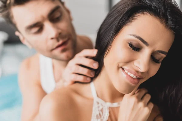 Foco Selectivo Del Hombre Que Toca Pelo Amiga Hermosa Sonriente — Foto de Stock