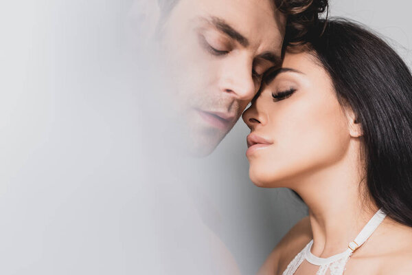 Выборочный фокус красивой женщины, стоящей рядом с красивым мужчиной
 