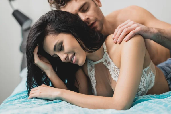 Selective Focus Shirtless Man Embracing Sensual Smiling Woman While Lying — Stock Photo, Image