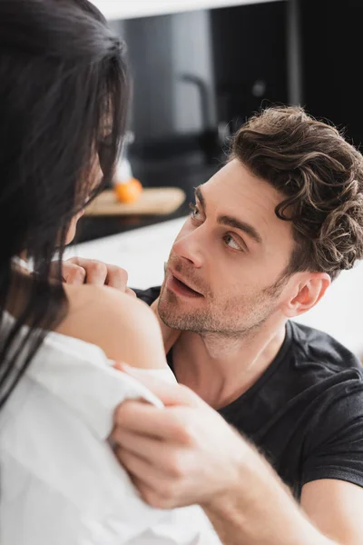 Foco Selectivo Del Hombre Guapo Que Quita Camisa Amiga Cocina — Foto de Stock