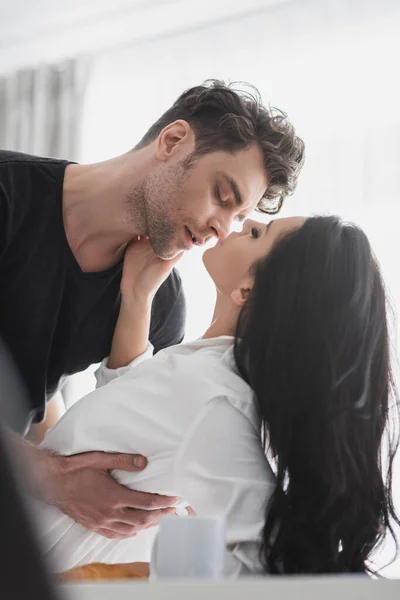 Foco Seletivo Homem Bonito Beijando Bela Namorada Perto Café Mesa — Fotografia de Stock