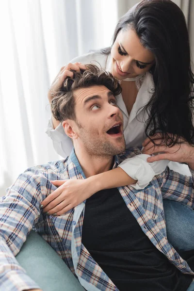 Bella Donna Sorridente Abbracciare Fidanzato Eccitato Casa — Foto Stock