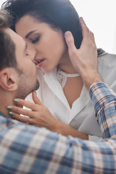 Foco Seletivo Mulher Bonita Beijando Tocando Pescoço Namorado — Fotografia de Stock