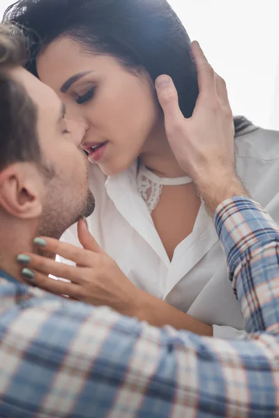 Focus Selettivo Bella Donna Baciare Toccare Collo Del Fidanzato — Foto Stock