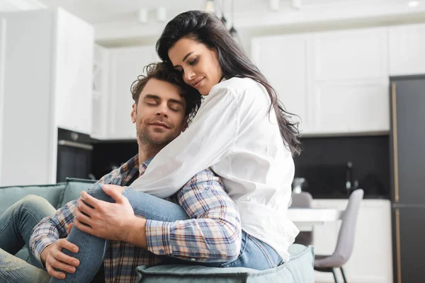 Schöne Frau Umarmt Schönen Mann Auf Couch Wohnzimmer — Stockfoto