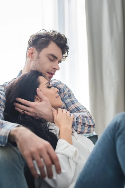 Enfoque Selectivo Del Hombre Guapo Abrazando Tocando Cabello Mujer Atractiva — Foto de Stock