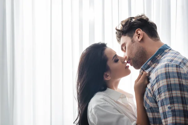 Bella Donna Baciare Fidanzato Vicino Alla Finestra Casa — Foto Stock