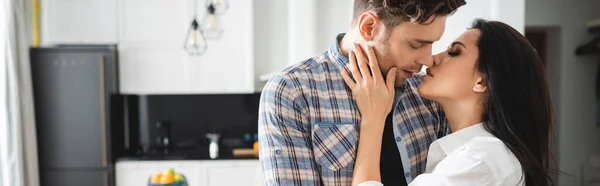 Panoramaorientierung Attraktiver Mädchen Die Ihren Hübschen Freund Hause Küssen — Stockfoto