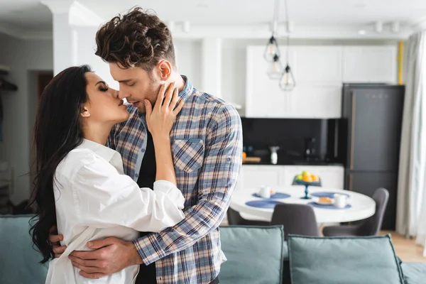 Hermosa Mujer Besándose Tocando Hombre Guapo Casa — Foto de Stock