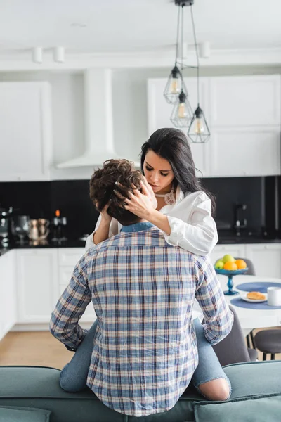 Hermosa Mujer Besando Novio Sofá Casa —  Fotos de Stock