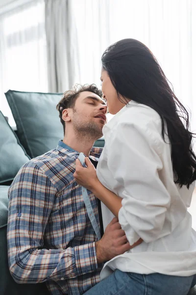 Selective Focus Handsome Man Kissing Seductive Girlfriend Couch — Stock Photo, Image