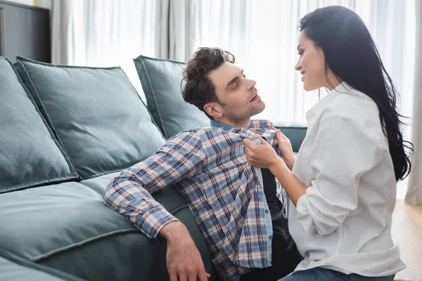 Selective Focus Smiling Woman Holding Shirt Handsome Boyfriend Sofa Living — Stock Photo, Image