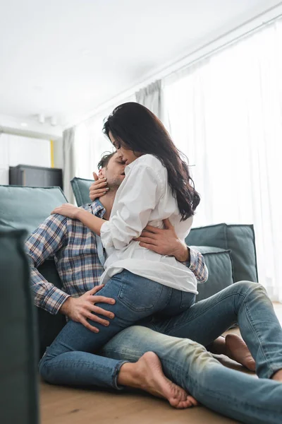 Foco Seletivo Mulher Sensual Abraçando Namorado Chão Perto Sofá Casa — Fotografia de Stock