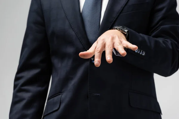 Abgeschnittene Ansicht Eines Geschäftsmannes Anzug Der Mit Einer Hand Isoliert — Stockfoto