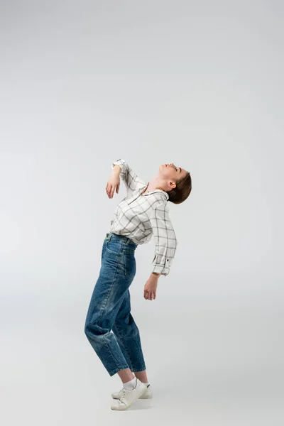 Menina Atraente Posando Como Fantoche Isolado Cinza — Fotografia de Stock