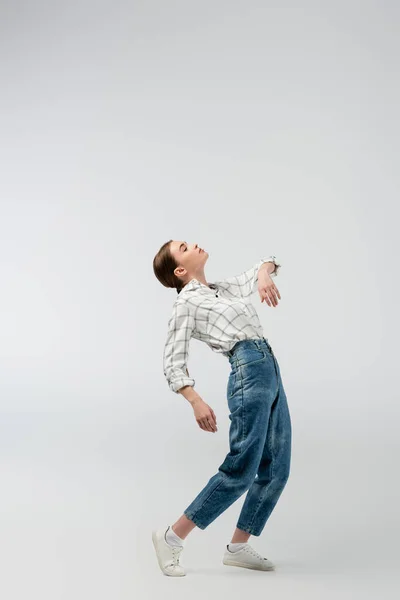 Attraktiv Flicka Poserar Som Marionett Isolerad Grå — Stockfoto