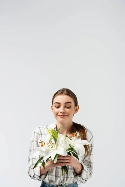 Sorrindo Menina Atraente Posando Como Fantoche Com Flores Isoladas Cinza — Fotografia de Stock