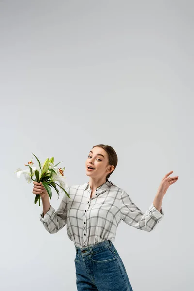 Chica Atractiva Feliz Posando Como Marioneta Con Flores Aisladas Gris — Foto de Stock