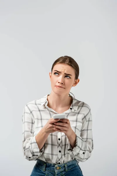 Pensive Ελκυστική Κοπέλα Χρησιμοποιώντας Smartphone Απομονώνονται Γκρι — Φωτογραφία Αρχείου