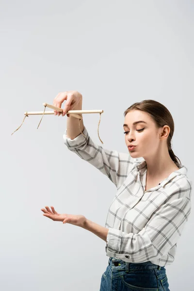 Atraente Marionetista Feminino Com Rosto Beijando Isolado Cinza — Fotografia de Stock