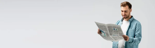 Jovem Sorridente Lendo Jornal Isolado Cinza Tiro Panorâmico — Fotografia de Stock