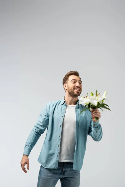 Felice Giovane Uomo Con Bouquet Floreale Isolato Grigio — Foto Stock