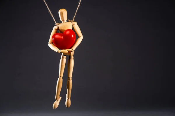 Houten Marionet Snaren Met Rood Hart Geïsoleerd Zwart — Stockfoto