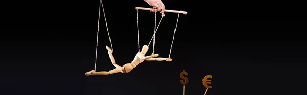 Vista Recortada Titiritero Sosteniendo Marioneta Madera Cuerdas Cerca Signos Moneda — Foto de Stock