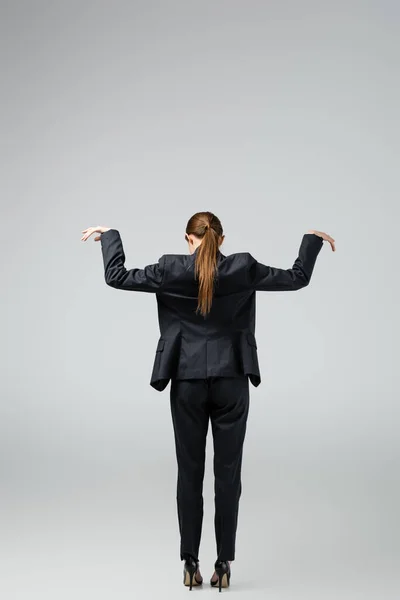 Baksida Bild Affärskvinna Marionett Kostym Poserar Isolerad Grå — Stockfoto