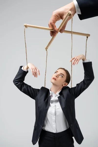 Bijgesneden Beeld Van Poppenspeler Holding Zakenvrouw Marionet Snaren Geïsoleerd Grijs — Stockfoto