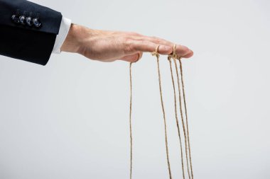 Parmakları gri renkte izole edilmiş kuklacının kısmi görüntüsü