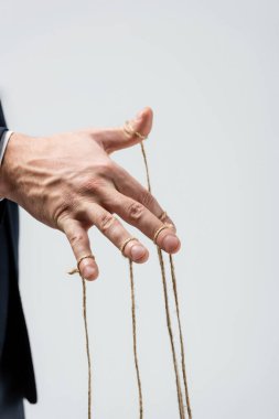 Parmakları gri renkte izole edilmiş kuklacının kısmi görüntüsü