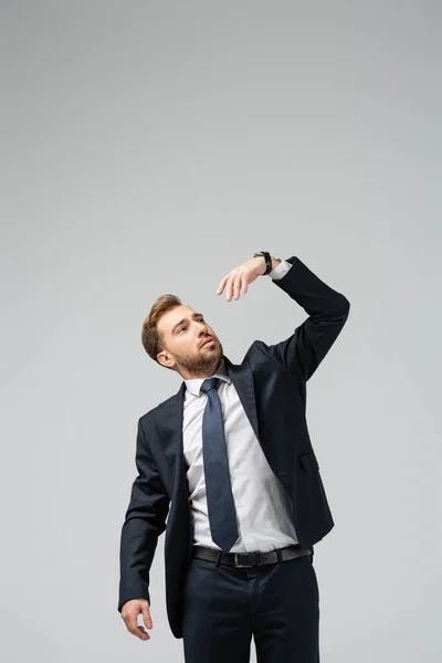 Zakenman Marionet Pak Met Opgeheven Hand Geïsoleerd Grijs — Stockfoto