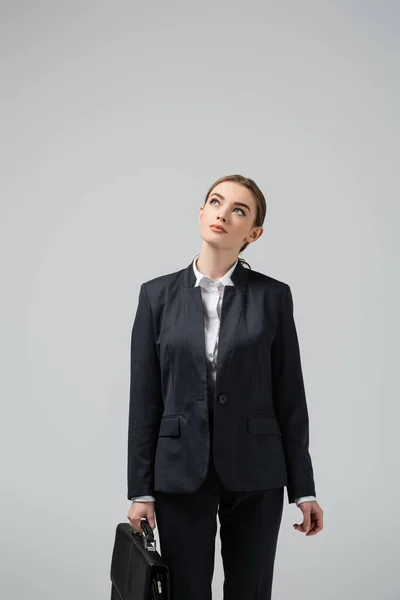 Ung Affärskvinna Med Läder Resväska Tittar Upp Isolerad Grå — Stockfoto