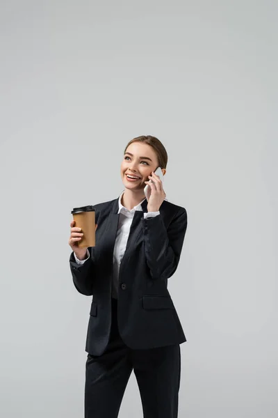 Feliz Joven Mujer Negocios Con Café Para Hablar Teléfono Inteligente —  Fotos de Stock