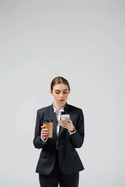 Junge Geschäftsfrau Mit Coffee Auf Grau — Stockfoto